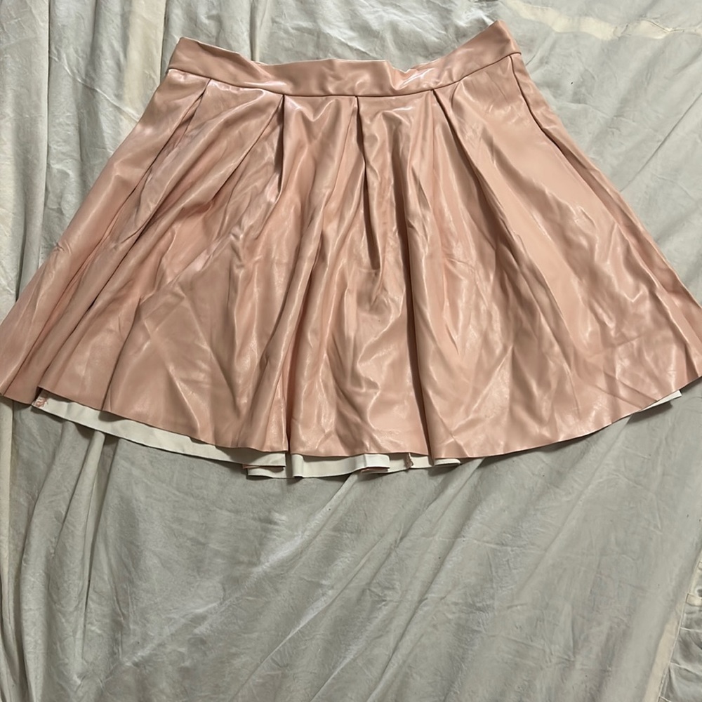 Love by Design Pleated Vegan Leather Mini Skirt with Zipper. Size Large